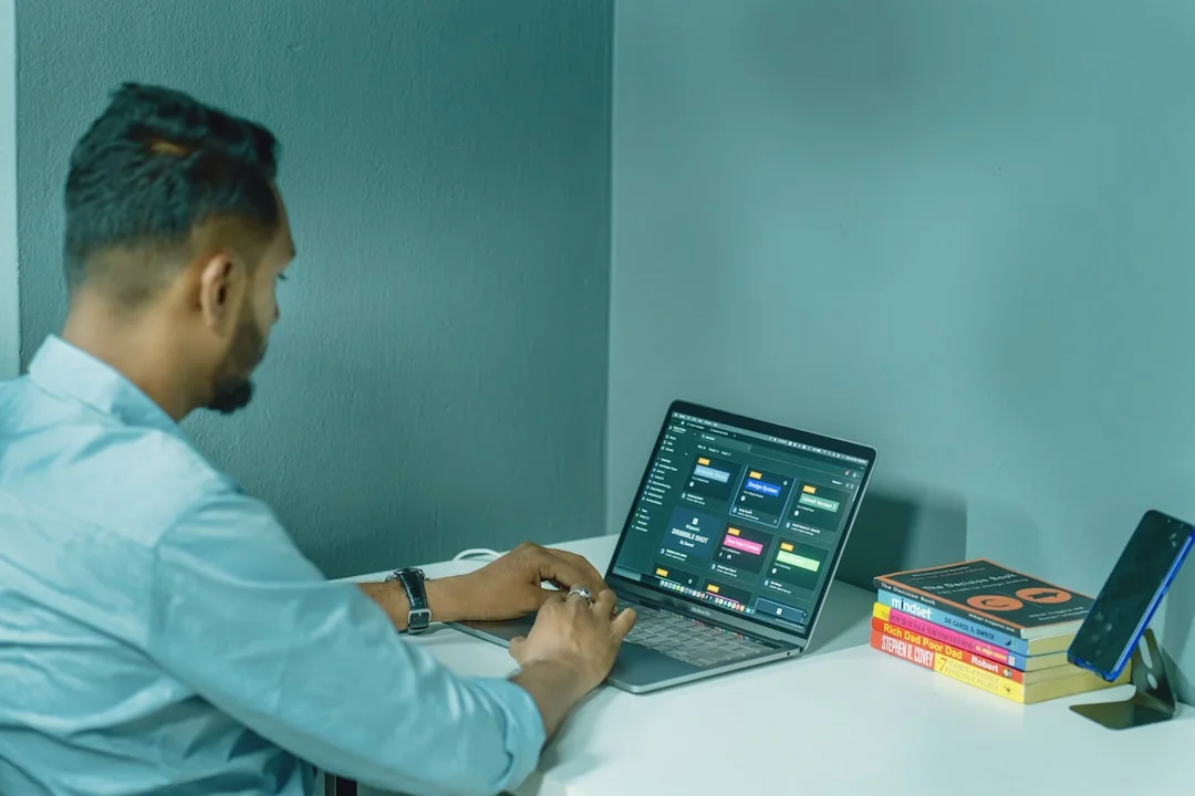 Un espace de travail moderne avec deux écrans d’ordinateur affichant des projets de conception web, mettant en avant la technologie et la productivité.